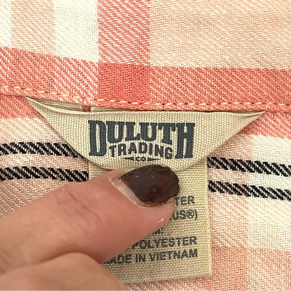 DULUTH TRADING woman's plaid shirt/jacket Peach and Black Cross back Fla… - Picture 6 of 13